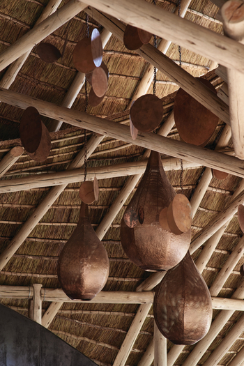 Belmond Eagle Island Lodge: Kupfergestanzte Leuchten