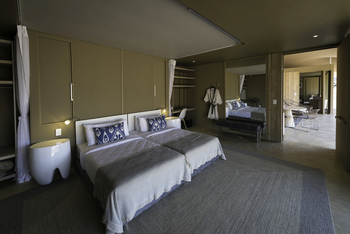 Hoanib Skeleton Coast Camp: Doppelbett im Schlafzimmer