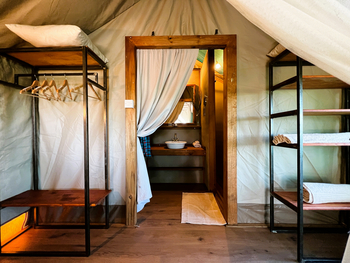 Kala Camp: Gästezelt - Regale