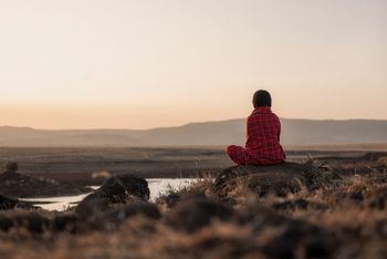 Lewa Safari Camp: Gast schaut zum Sonnenuntergang
