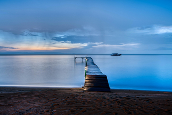 Mbali Mbali Mahale Lodge: Steg am Strand