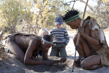 Meno A Kwena Camp Meno A Kwena Camp: Kinder beobachten Buschmänner