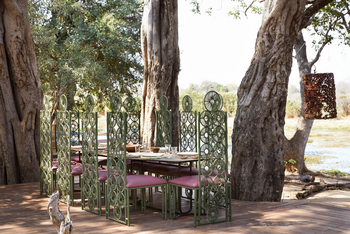 Molori Mashuma: Thronähnliche Stühle