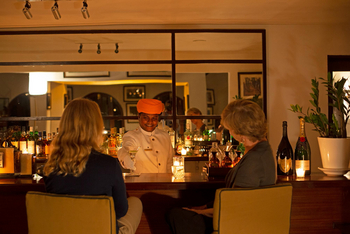 Sujan Sher Bagh: An der Bar