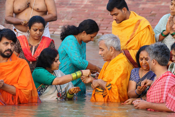 Varanasi: Menschen am Gangesufer