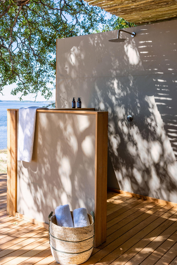 Victoria Falls River Lodge Victoria Falls River Lodge: Villa - Außendusche