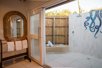 Azura Marlin Beach: Outdoor-Dusche Beach Villa Grande