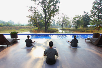 Bagh Villas: Yoga am Infinity Pool