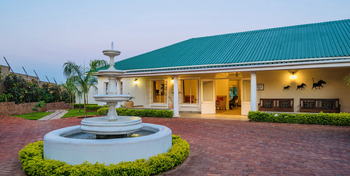 Batonka Guest Lodge: Vorfahrt