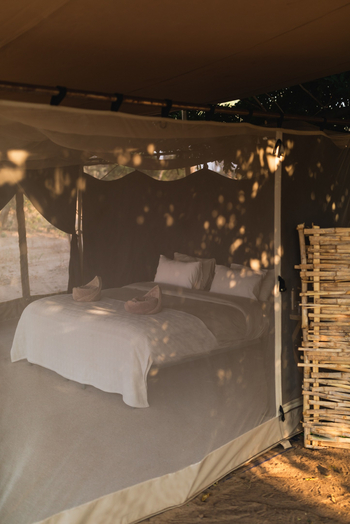 Chula Island Camp Chula Island Camp: Bett hinter Moskitoschutz