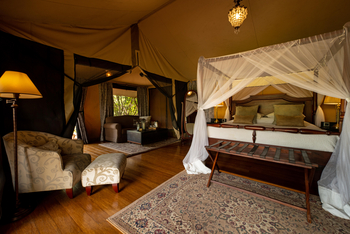 Elewana Sand River Masai Mara Camp Elewana Sand River Masai Mara Camp: Teppich und Sessel