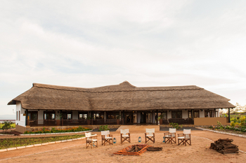 Farm House Valley Lodge: Feuerstelle und Hauptgebäude