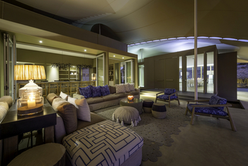 Hoanib Skeleton Coast Camp: Loungebereich am Abend mit Kerzen