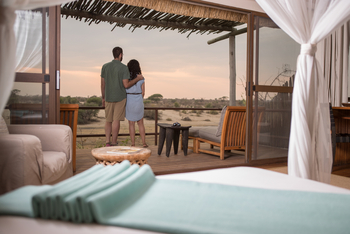 Leroo La Tau Lodge: Doppelbett mit Moskitonetz