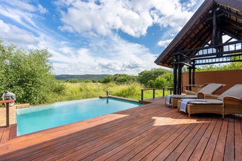 Mateya Safari Lodge: Pooldeck mit Wicker-Liegen und Handtüchern