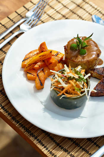 Mkomazi Wilderness Retreat: Fein angerichtete Mahlzeit auf Holztisch