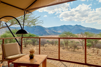 Mkomazi Wilderness Retreat: Veranda mit Sessel und Busch-Panorama