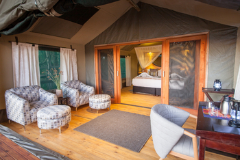 Rra Dinare Camp: Sessel und Schreibtisch