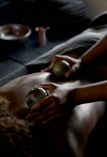 Singita Boulders Lodge: Massage mit Steinkugeln auf Behandlungsliege