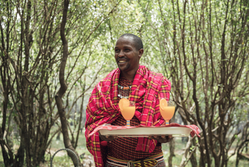 Tangulia Mara Camp: Guide mit Saftgetränken auf Tablett