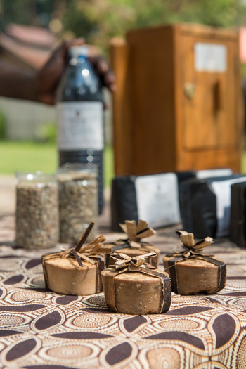 Volcanoes Kyambura Gorge Lodge: Souvenirs aus eigener Produktion