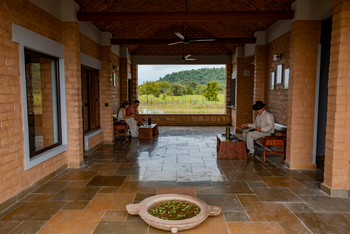 Waghoba Eco Lodge: Offene Lobby