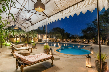 Bamboo Forest Safari Lodge: Pool mit Schattendach