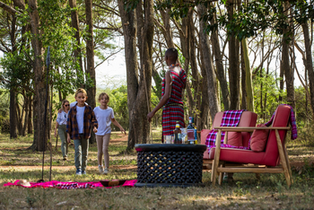 Basecamp Adventure: Familienaktivität im Wald