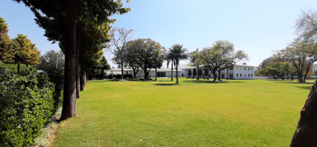 Chandela: Eingang und Außenansichten