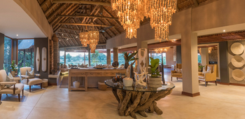 Dulini River: Lounge mit Kronleuchter
