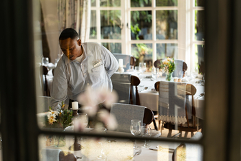 Gibb's Farm: Mitarbeiter im Essbereich