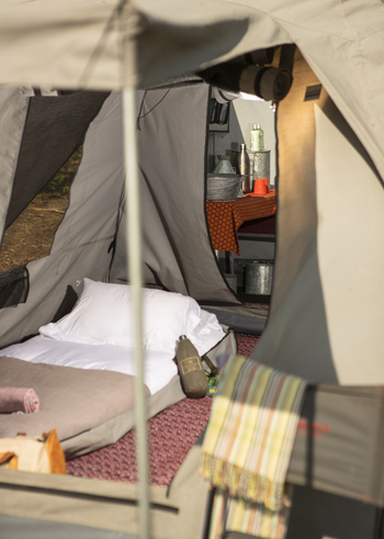 Beagle Expeditions: Gästezelt mit Bad im Hintergrund