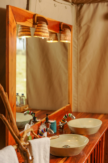 Mara Siana Camp: Spiegel und Waschtisch