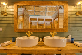 Mbali Mbali Mahale Lodge: Zwei Waschbecken