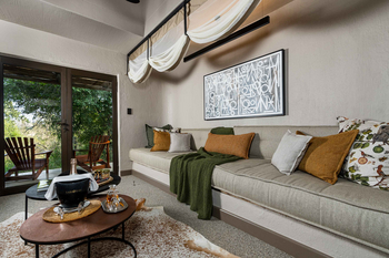 Sabi Sabi Bush Lodge: Lounge mit Champagner und Wildmotiv-Kissen