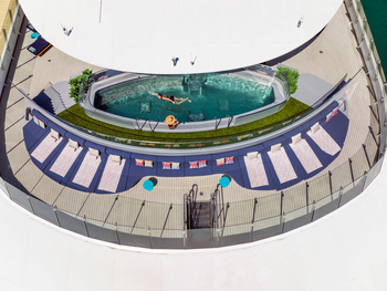 Scenic Eclipse II: Geschwungenes Pooldeck mit Gästen und Lounges