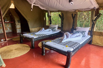 Tindiga Tented Camp: Zwei Betten mit herzförmigen Handtüchern