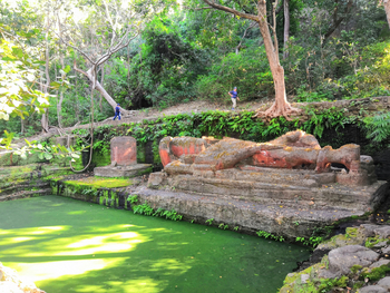 Bandhavgarh Jungle Lodge: Heilige Skulpturen im Wald