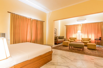 Dev Vilas: Bett und Lounge