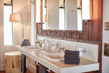 Elewana Lodo Springs: Doppelwaschbecken seitlich