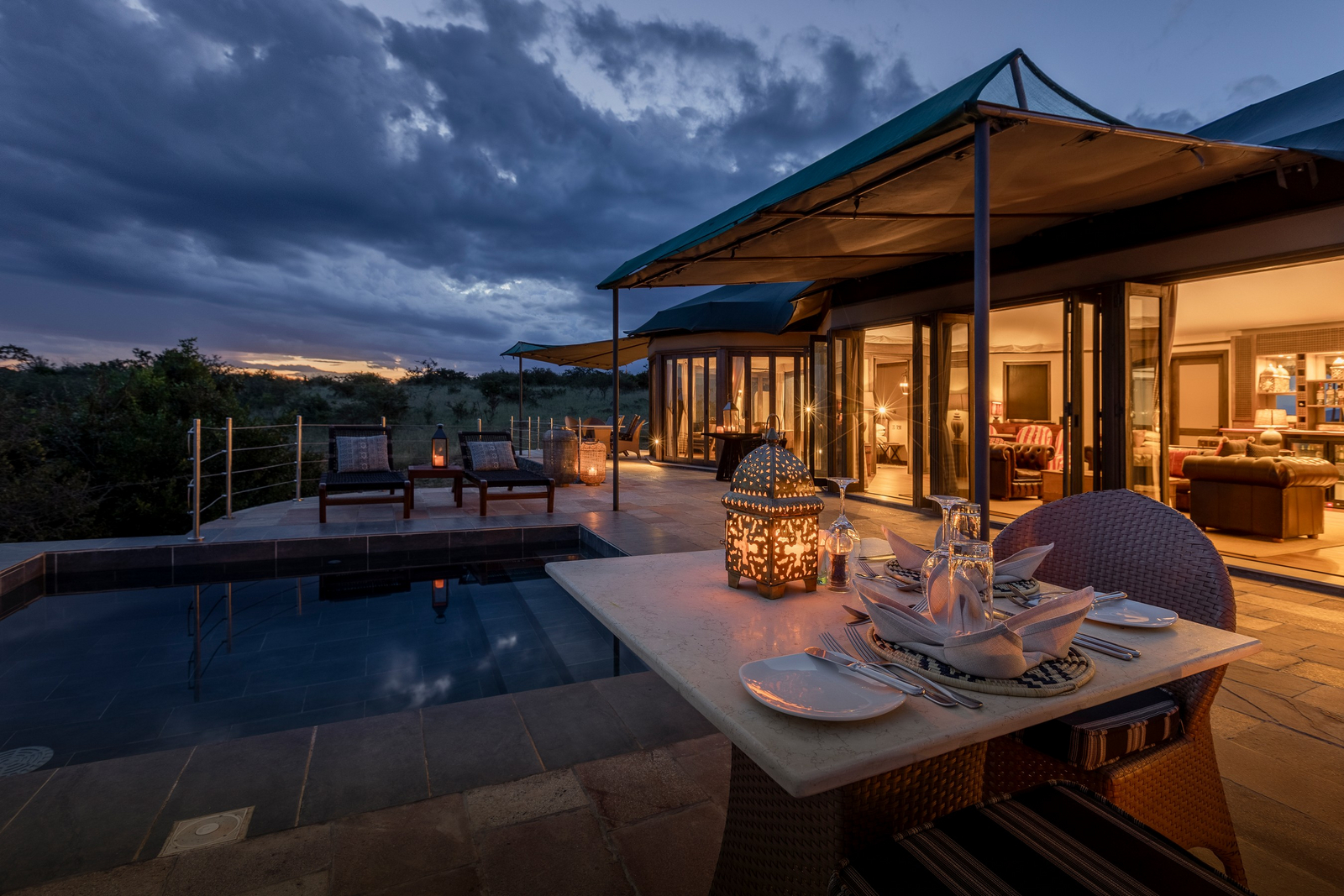 Hemingways Ol Seki Mara Hemingways Ol Seki Mara: Beleuchtung am Abend