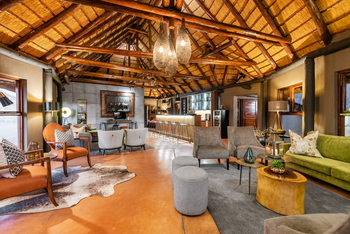 Hoodia Desert Lodge: Lounge unterm Reetdach