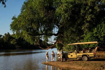 Ingwe Pan Camp: Sundowner an einem der Mana Pools
