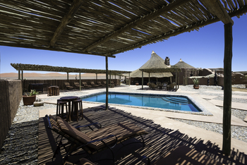 Kulala Desert Lodge: Poolbereich mit Liegestühlen