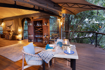 Mara Toto Tree Camp: Tisch auf dem Deck