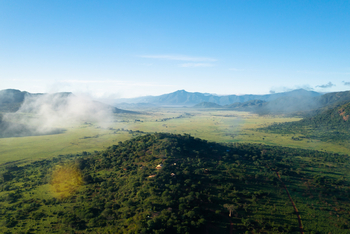 Mkomazi Wilderness Retreat: Camp eingebettet in nebliger Bergwildnis am Morgen