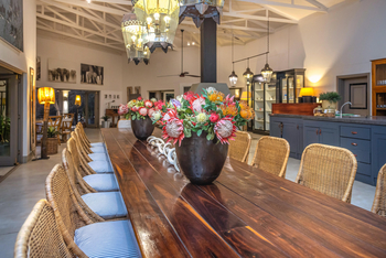 Mushara Outpost: Blumen auf dem Esstisch