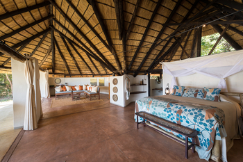 Nkwali Camp: Bett und Lounge