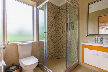 No. 5 Boutique Hotel: Gästebad