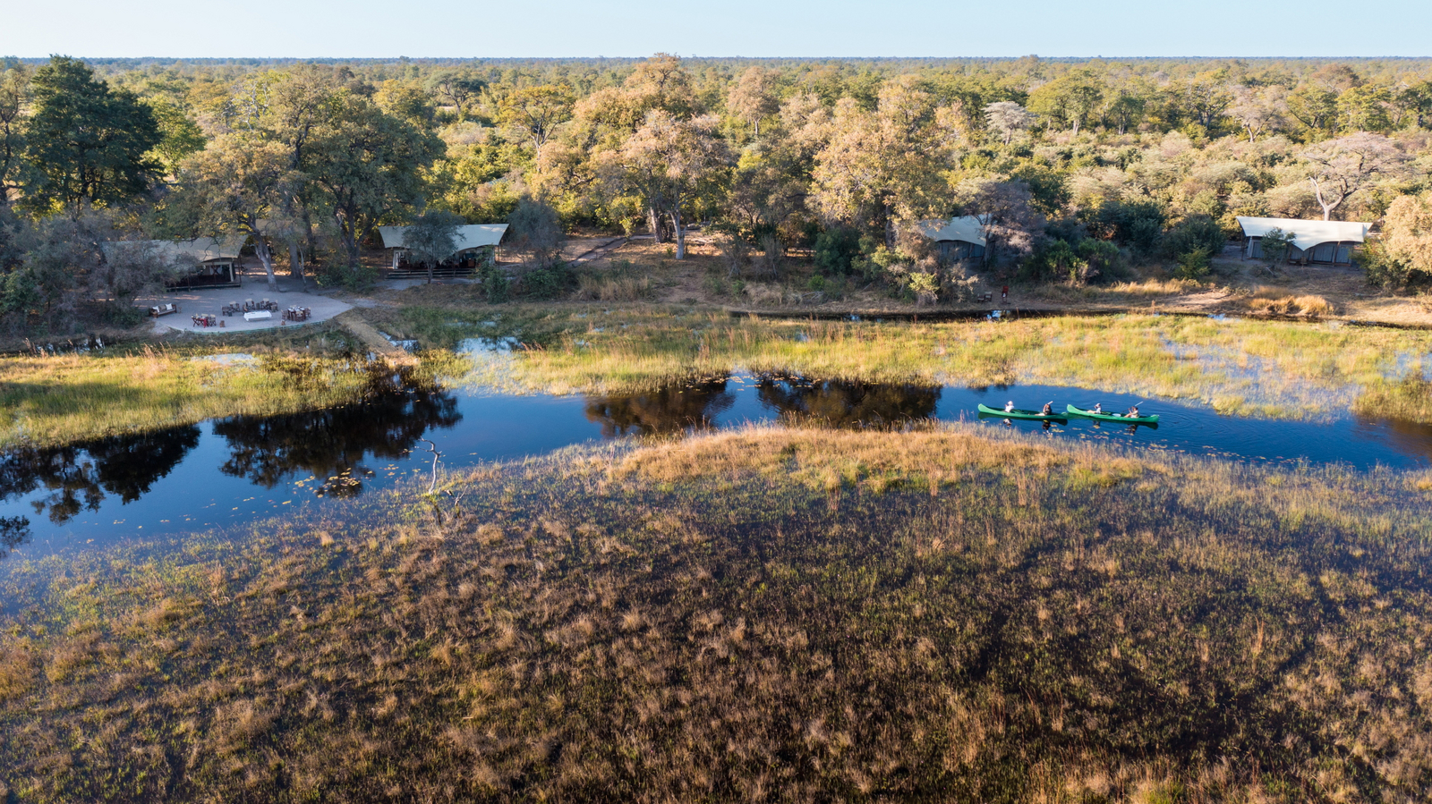 Okavango Explorers Camp Okavango Explorers Camp: Kanuten auf dem Selinda Spillway